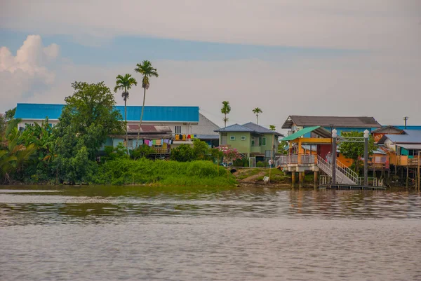 A village by the river in Sarawak, Kuching, Malaysia — Stock Photo, Image