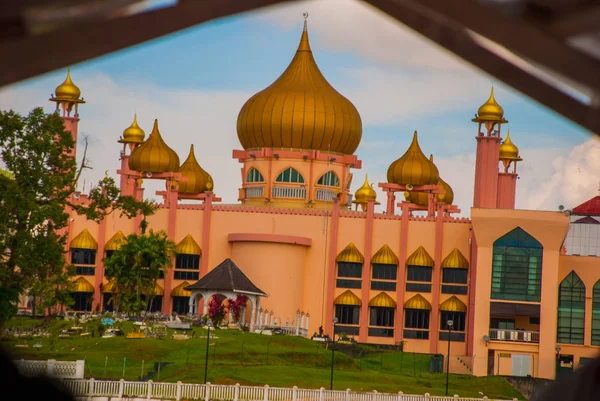 Kuching City Mosqueat day time, Sarawak, Malaysia. Masjid Bahagian — ストック写真