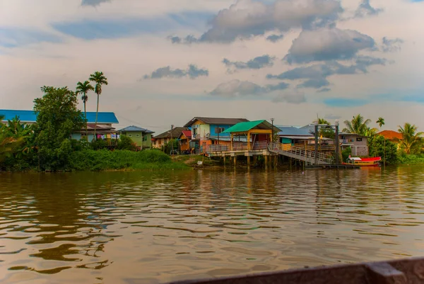 Egy falu, a folyó a Sarawak, Kuching, Malajzia — Stock Fotó