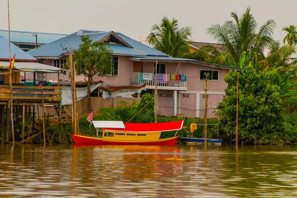 A village by the river in Sarawak, Kuching, Malaysia — Stock Photo, Image