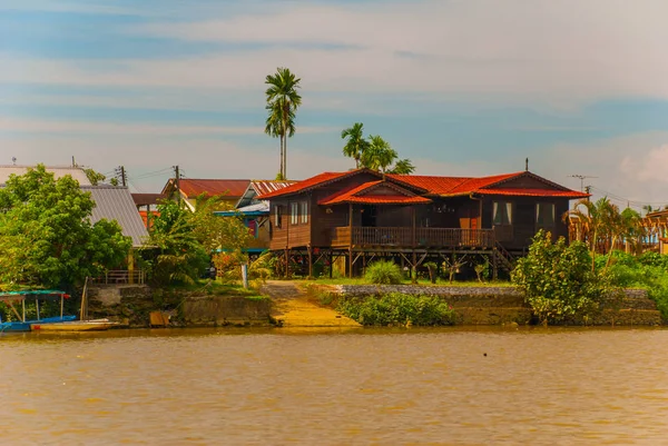 Un village au bord de la rivière à Sarawak, Kuching, Malaisie — Photo