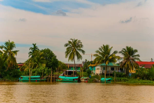 Un villaggio vicino al fiume a Sarawak, Kuching, Malesia — Foto Stock