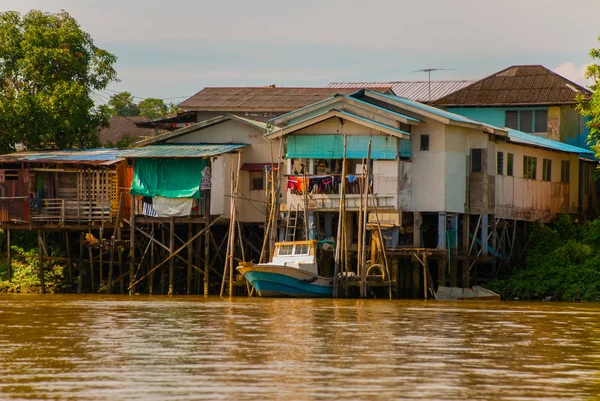 A village by the river in Sarawak, Kuching, Malaysia — Stock Photo, Image