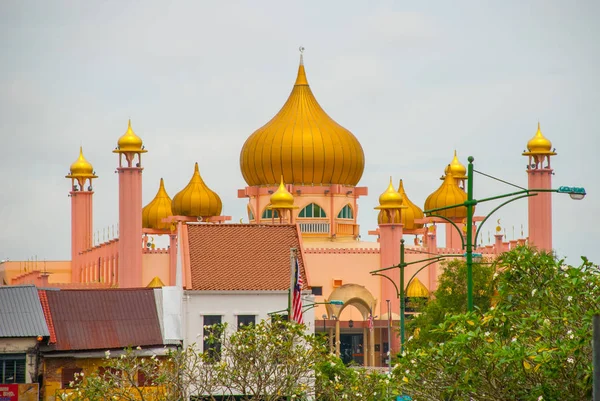 Kuching City Mosqueat hora do dia, Sarawak, Malásia. Masjid Bahagian — Fotografia de Stock