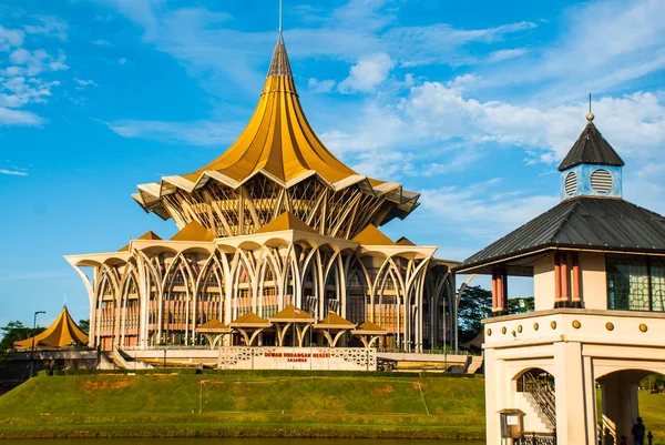 Dewan Undangan Negeri Sarawak. Sarawak State Legislative Assembly in Kuching, Sarawak, Malaysia. — Stockfoto