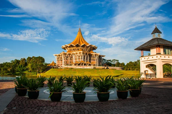 Dewan Undangan Negeri Sarawak. Assembleia Legislativa do Estado de Sarawak em Kuching, Sarawak, Malásia . — Fotografia de Stock