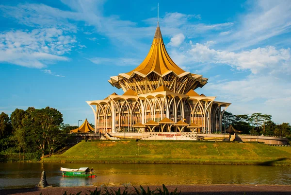 Dewan Undangan Negeri Sarawak. Sarawak State Legislative Assembly in Kuching, Sarawak, Malaysia. — Stockfoto