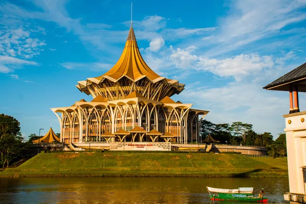 Dewan Undangan Negeri Sarawak. Sarawak State Legislative Assembly in Kuching, Sarawak, Malaysia. — Stockfoto