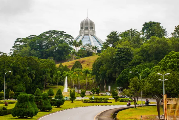 El edificio es un museo de gatos. Kuching, Borneo, Sarawak, Malasia — Foto de Stock