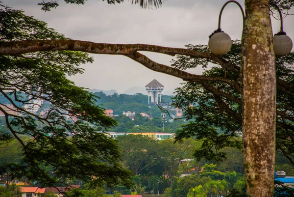 Kilátás nyílik a városra, a tetején. Kuching, Borneo, Sarawak, Malajzia — Stock Fotó