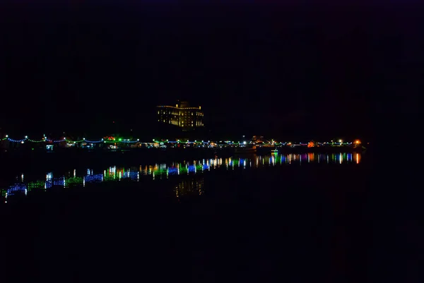 Luces de colores nocturnos. Kuching, Sarawak, Malasia . — Foto de Stock