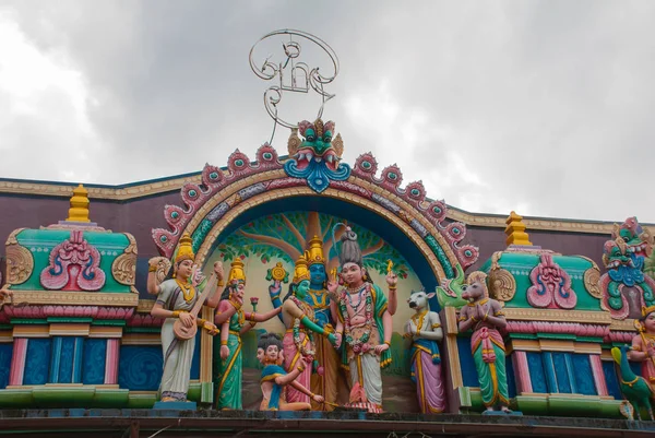 O templo indiano. Um fragmento com esculturas coloridas. Kuching, Bornéu, Sarawak, Malásia — Fotografia de Stock