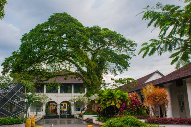 Binanın girişinde için üç kemerli. Kuching. Sarawak. Borneo. Malezya.