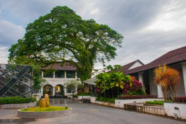 Binanın girişinde için üç kemerli. Kuching. Sarawak. Borneo. Malezya.