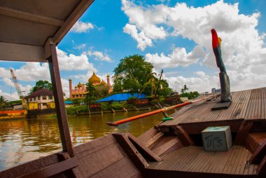 Turist tekneleri camide görünümden. Sarawak nehir. Kuching, Borneo, Malezya