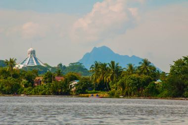 Şehir ve Sarawak Nehri manzaralı. Kediler ve ufukta bir dağ Müzesi. Kuching, Borneo, Malezya