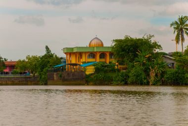 Şehir ve Sarawak Nehri manzaralı. Küçük geleneksel yerel Camii. Kuching, Borneo, Malezya