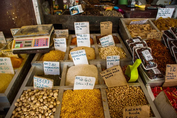 Уличный рынок. Продажа. Разные специи. Кучинг, Саравак, Борнео, Малайзия — стоковое фото