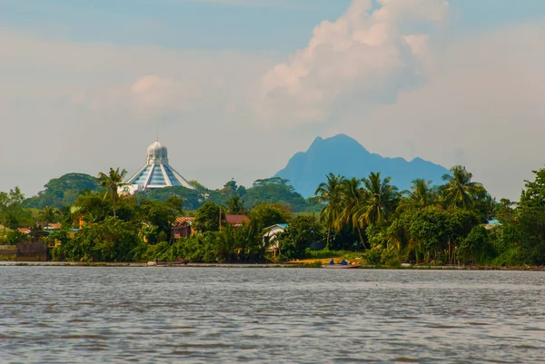 Liggande vy över staden och floden Sarawak. Museum för katter och ett berg vid horisonten. Kuching, Borneo, Malaysia — Stockfoto