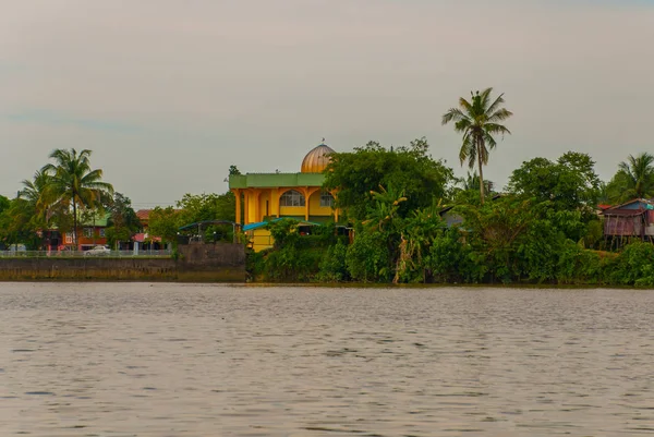 Táj kilátás nyílik a városra és a Sarawak folyó. Kis hagyományos helyi mecset. Kuching, Borneo, Malajzia — Stock Fotó