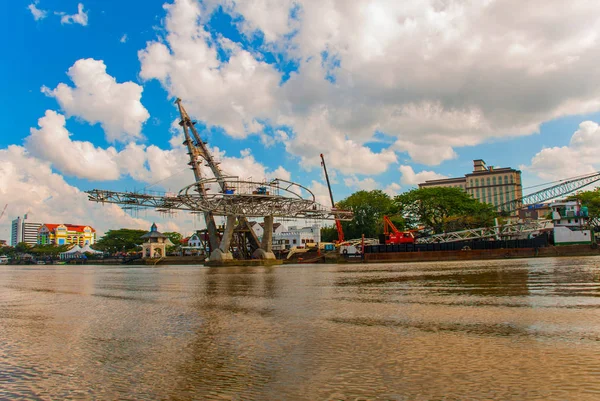 Les ponts qui traversent la rivière. Rivière Sarawak Kuching, Bornéo, Malaisie — Photo