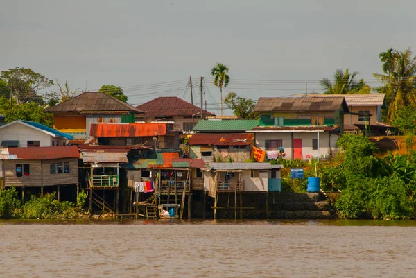 Local traditional homes of the Sarawak river .Kuching, Borneo, Malaysia — Stock Photo, Image