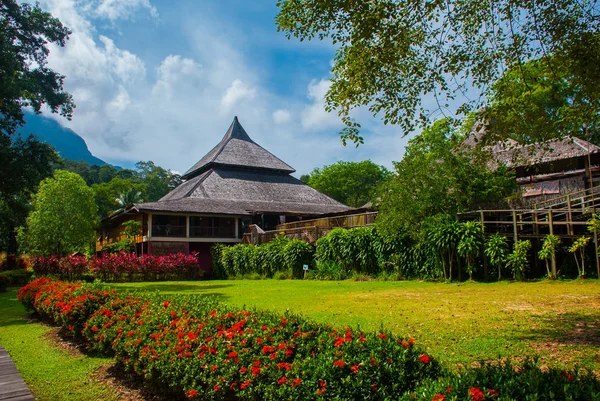 Traditionele houten huizen in de Kuching naar Sarawak cultuur dorp. Borneo, Maleisië — Stockfoto