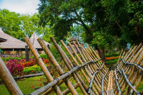 Puente de bambú tradicional para ser atravesado por los visitantes para entrar desviado Culture Village. Sarawak, Malasia — Foto de Stock
