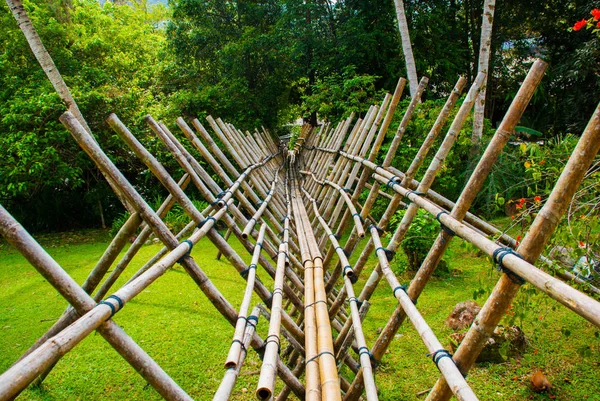 Geleneksel bambu köprü sapma kültür Köyü girmek için ziyaretçiler tarafından geçti. Sarawak, Malezya