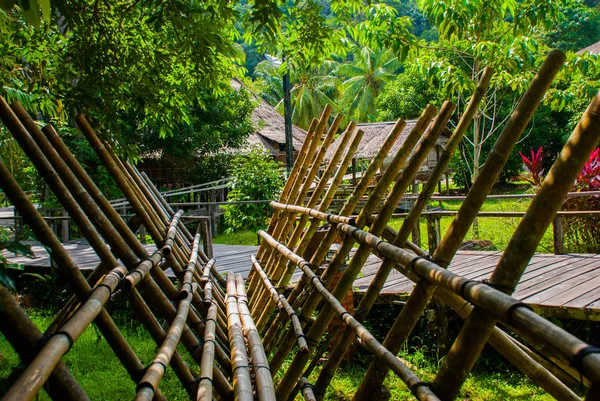 Geleneksel bambu köprü sapma kültür Köyü girmek için ziyaretçiler tarafından geçti. Sarawak, Malezya