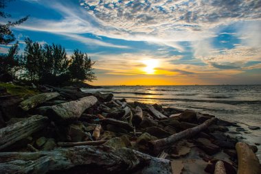 Su, gökyüzü ve bulutlar görünümünü sırasında günbatımı, şehir Bintulu, Borneo, Sarawak, Malezya manzara. Pantai Temasya Tanjung Batu