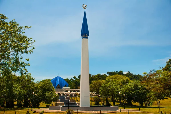 Gyönyörű mecset, minaret, város Bintulu, Borneo, Sarawak, Malajzia és a kék kupola. — Stock Fotó