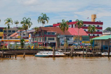 Evde suda şehir, Sarawak, Malezya, Borneo görünümünden