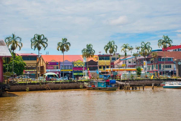 Evde suda şehir, Sarawak, Malezya, Borneo görünümünden