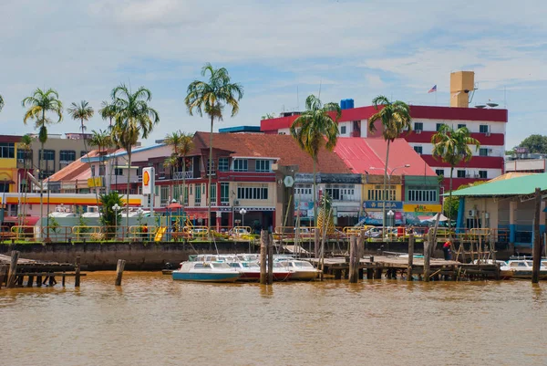 Evde suda şehir, Sarawak, Malezya, Borneo görünümünden