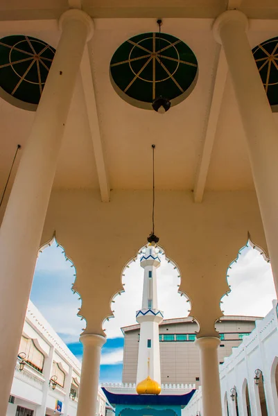 Mezquita Masjid At-Taqwa. Entrada por el arco. Miri city, Borneo, Sarawak, Malasia — Foto de Stock