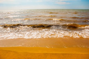 Sakin ve rahatlatıcı panorama görünümünü yumuşak deniz su yüzey ve fantastik bulutlar cape, Güney Çin Denizi, Sarawak, Malezya.