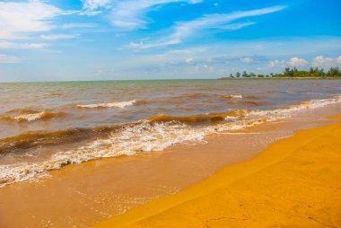 Sakin ve rahatlatıcı panorama görünümünü yumuşak deniz su yüzey ve fantastik bulutlar cape, Güney Çin Denizi, Sarawak, Malezya.
