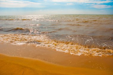 Sakin ve rahatlatıcı panorama görünümünü yumuşak deniz su yüzey ve fantastik bulutlar cape, Güney Çin Denizi, Sarawak, Malezya.