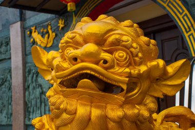 Altın heykel girişinde. Tua Pek Kong Çince Tapınağı. Bintulu şehir, Borneo, Sarawak, Malezya