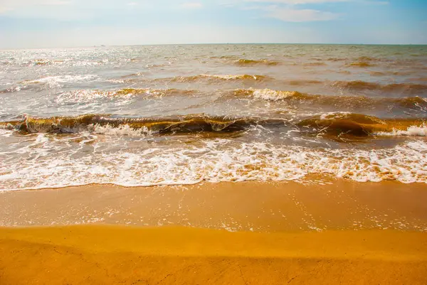 Sakin ve rahatlatıcı panorama görünümünü yumuşak deniz su yüzey ve fantastik bulutlar cape, Güney Çin Denizi, Sarawak, Malezya.