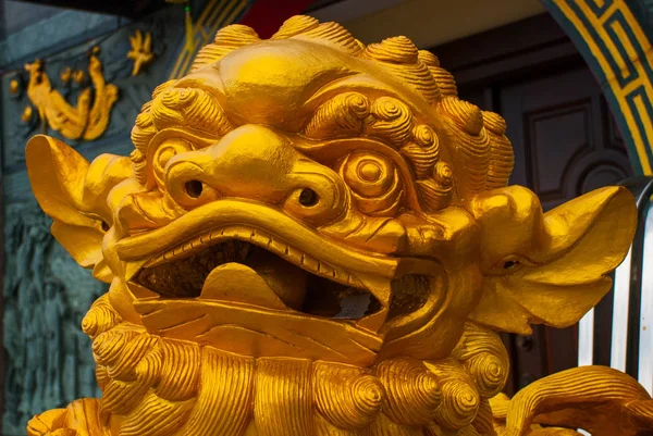 Золотая скульптура у входа. Китайский храм Туа Пек Конг. Город Бинтулу, Борнео, Саравак, Малайзия — стоковое фото