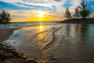 Su, gökyüzü ve bulutlar görünümünü sırasında günbatımı, şehir Bintulu, Borneo, Sarawak, Malezya manzara. Pantai Temasya Tanjung Batu