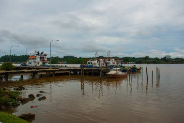 Liman alanı savaş gemileriyle, şehir Bintulu, Borneo, Sarawak, Malezya.