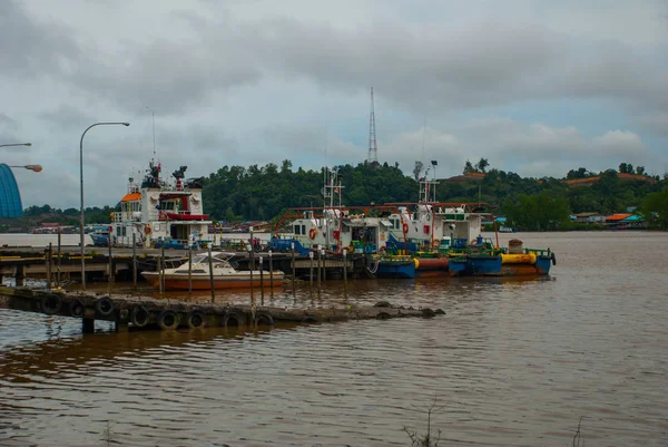 Liman alanı savaş gemileriyle, şehir Bintulu, Borneo, Sarawak, Malezya.