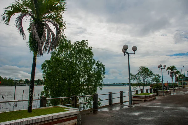 La zona portuaria con barcos y el paseo marítimo, ciudad Bintulu, Borneo, Sarawak, Malasia . — Foto de Stock