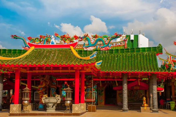 Des dragons multicolores sur le toit. Temple chinois Tua Pek Kong. Miri city, Bornéo, Sarawak, Malaisie — Photo