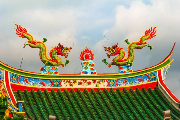Des dragons multicolores sur le toit. Temple chinois Tua Pek Kong. Miri city, Bornéo, Sarawak, Malaisie — Photo