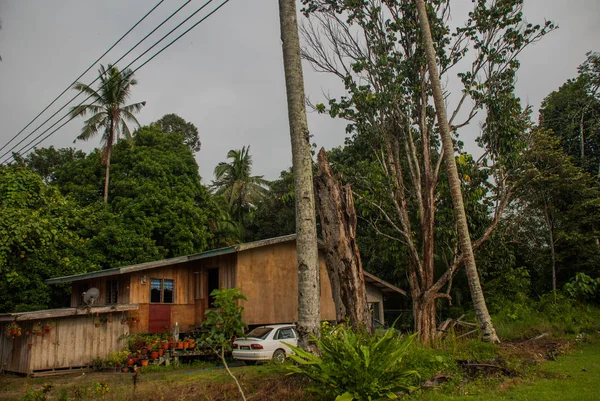 Malezya, geleneksel köy evler stilts üzerinde Borneo Adası, Sabah. — Stok fotoğraf