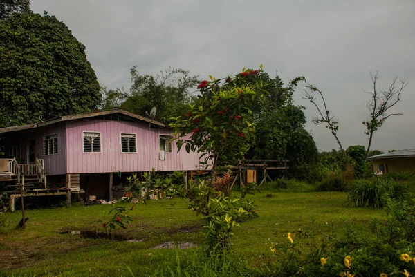 Tradiční vesnice v Malajsii, domy na kůlech, ostrov Borneo, Sabah. — Stock fotografie